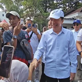 Joko Widodo Bagikan Sembako pada Hari Ulang Tahun di Solo