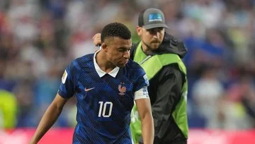 Mbappe Kesal Petugas Lamban Keringkan Lapangan Saat Prancis vs Irak