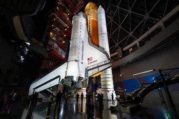 Space Shuttle Endeavour Kini Dipamerkan dalam Posisi Siap Meluncur