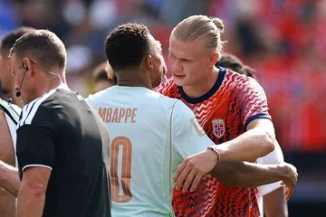 Momen Hangat Haaland dan Mbappe Berpelukan Usai Norwegia vs Prancis