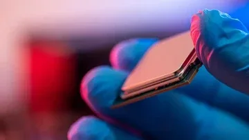 IBM Pamer Chip 100 Miliar Transistor Seukuran Kuku untuk AI