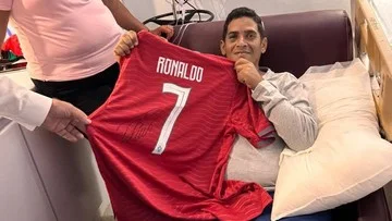 Ronaldo Sumbang Jersey Portugal untuk Korban Gempa Venezuela