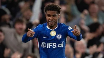 Manchester United Sepakati Transfer Andrey Santos dari Chelsea