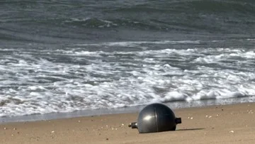 Bola Logam Misterius Terdampar di Pantai Australia, Diduga Sampah Antariksa