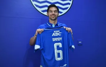 Sandy Walsh Cerita Pengalaman Setim dengan Trossard hingga Bailey