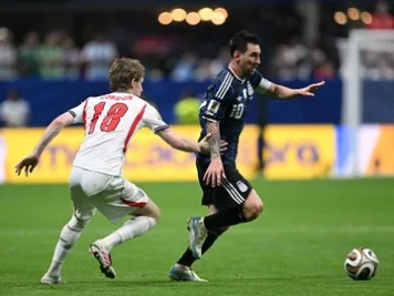 Anthony Gordon: Messi Lebih Bagus dari yang Kubayangkan