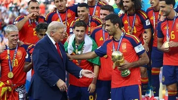 Donald Trump Tanggapi Sindiran Pemain Spanyol Lewat Topi MAGA