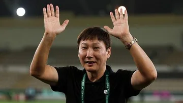 Kim Sang-sik Ungkap Alasan Pakai Kaus Hitam 'Pembawa Hoki' Saat Laga Vietnam
