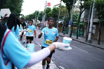 Le Minerale Dukung Surabaya Marathon 2026 dengan 18 Water Station