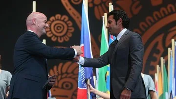 Luis Figo Desak Presiden FIFA Gianni Infantino Mundur