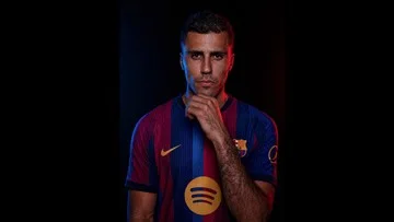 Rodri Dikabarkan Pilih Barcelona, Fans Real Madrid Terbelah di Medsos