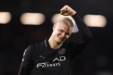Legenda MU Chicharito: Erling Haaland Monster, Tapi Belum Sempurna
