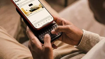 Keyboard ala BlackBerry Kembali, Bisa Dipasang ke Smartphone Modern