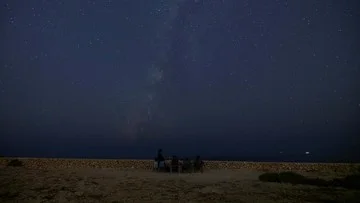 Puncak Hujan Meteor Perseid 13 Agustus 2026, Saksikan Mulai Tengah Malam