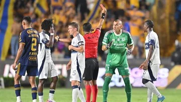 Kiper Nahuel Guzman Didakwa Dorong Wasit, Berujung Kartu Merah dan Ngamuk