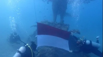 PB POSSI Kibarkan Bendera di Bawah Laut Bali untuk HUT ke-81 RI