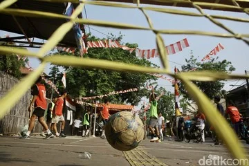 Keriaan street football Cilincing rayakan HUT RI di jalanan sempit