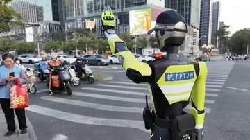 Robot pengawas lalu lintas di China turun tangan tegur pelanggar