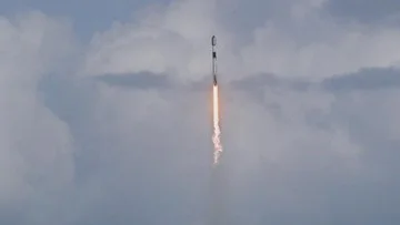 Elon Musk Bersiap Pensiunkan Roket Falcon 9 Demi Pengoperasian Starship