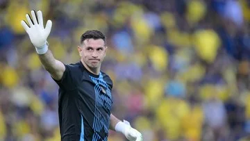 Incar Emiliano Martinez, Chelsea Cari Pengganti Robert Sanchez
