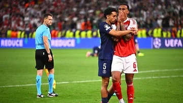 Bek Paris Saint-Germain Marquinhos Diberi Penghargaan UEFA Respect