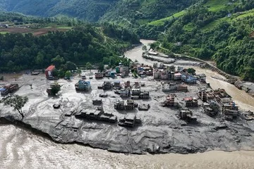 Pencairan gletser dan longsor sebabkan air bah raksasa Nepal