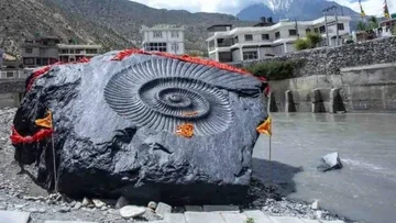Menyelisik Kebenaran Foto Viral Batu Shaligram Raksasa di Nepal