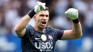 Tinggalkan Aston Villa, Emi Martinez Berlabuh ke Stamford Bridge