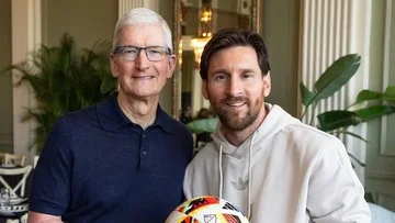 Tim Cook Mundur dari CEO Apple dan Messi Pensiun Bersamaan
