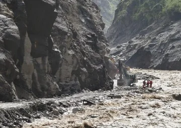 Banjir Bandang Nepal: Ratusan Pekerja PLTA Terperangkap Lumpur