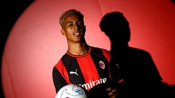Milan Rekrut Omari Hutchinson Gantikan Rafael Leao yang Pindah ke Galatasaray