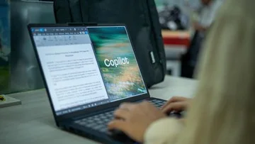 Laptop Lenovo IdeaPad Slim 3i Bawa Fitur AI, Harga Rp11 Jutaan