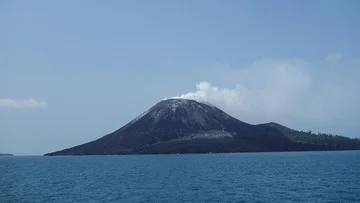 Penjelasan Ilmiah PVMBG Soal Dentuman Anak Krakatau di Bandung