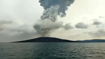 Gunung Anak Krakatau Erupsi dan Berada di Status Siaga, Warga Diminta Waspada Hoaks