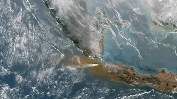 Pantauan Luar Angkasa Merekam Kolom Abu Erupsi Anak Krakatau