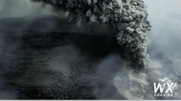 Ngerinya Melihat Erupsi Anak Krakatau dari Dekat Berdasarkan Rekaman