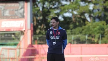 Kalezic Keluhkan Rumput GBLA Usai PSM Tumbang di Kandang Persib
