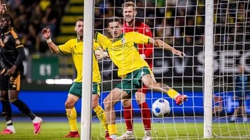 Justin Hubner Gagal Redam Ajax, Dean James Petik Satu Poin