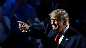 Donald Trump Santai Tanggapi Kekhawatiran Pakar Soal Risiko Kepunahan AI