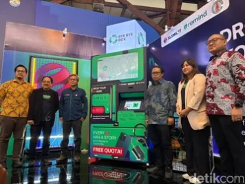 Mesin ByeByeBox XLSmart Hadir Tampung Limbah HP Bekas Indonesia