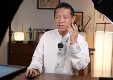 Mantan Biksu Lulusan Matematika Kini Jadi Penyiar Siaran Langsung