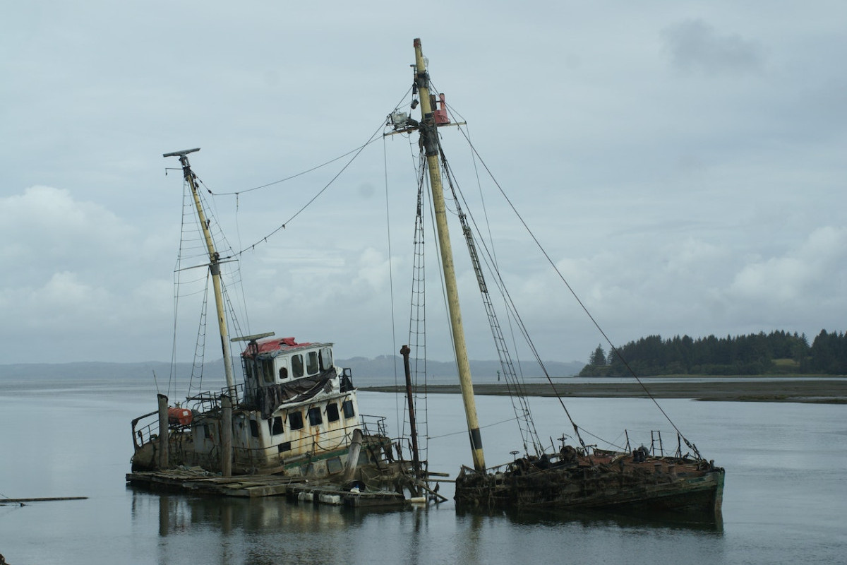 Misteri Kapal Karam Terlihat di Google Maps Pantai Cibangban, Jaraknya 96 Km dari Bandung, Wujudnya Mirip Kapal Titanic?