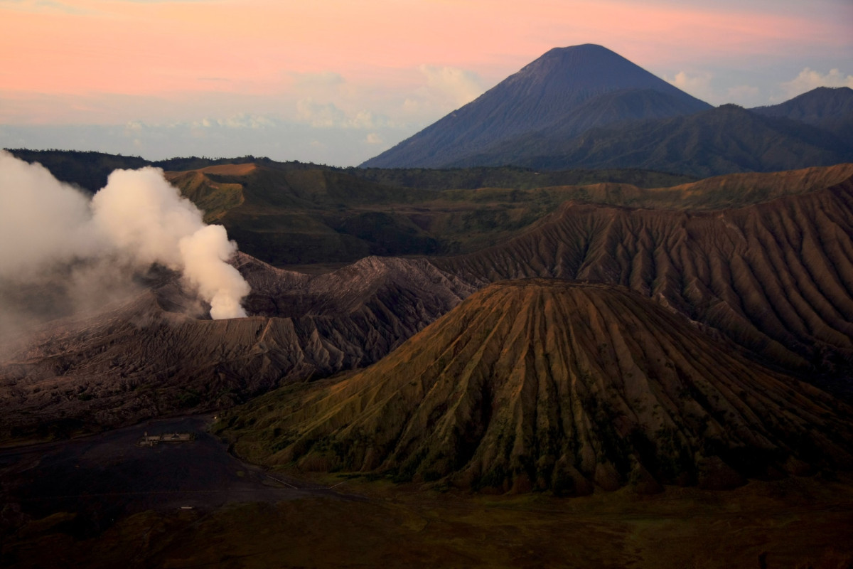 Puncak Gunung Terbesar di Jawa Timur Ini Dipercaya Bisa Buat Keajaiban, Jaraknya Hanya 35,5 Km dari Malang Simak Legenda Gunung Semeru